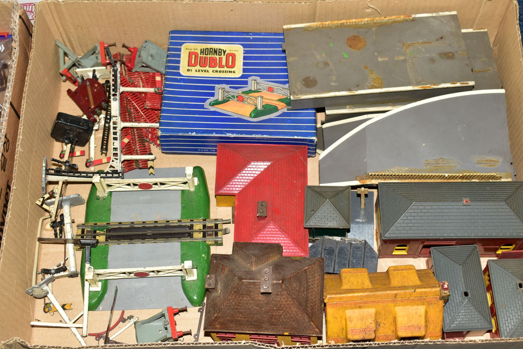A QUANTITY OF BOXED AND UNBOXED MODEL RAILWAY ITEMS, including boxed Hornby Dublo Class 55 Deltic - Image 2 of 8