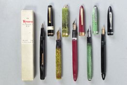 FIVE VINTAGE FOUNTAIN PENS including a marbled green early Sheaffer with a gold coloured band and