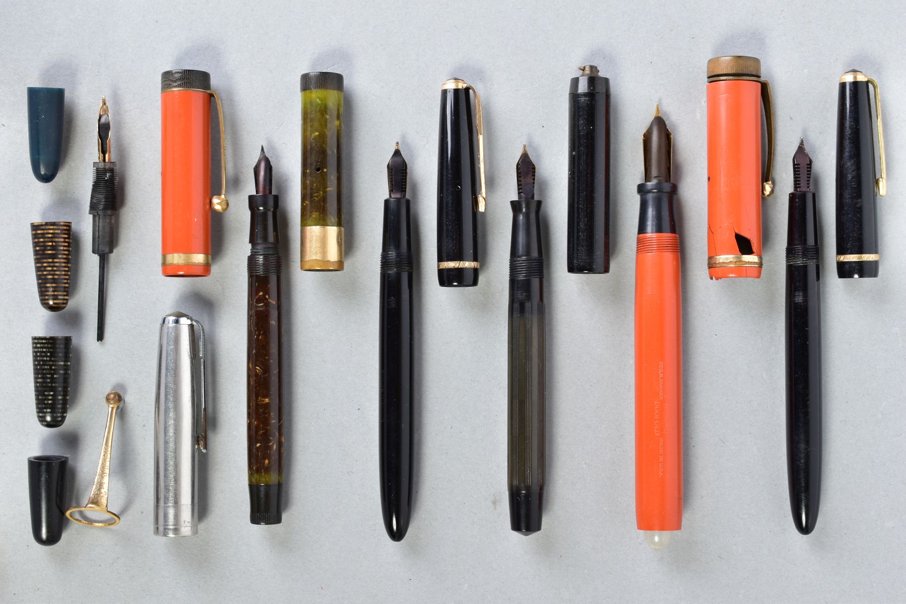 A COLLECTION OF FIVE VINTAGE PARKER FOUNTAIN PENS including two Slimfold in black, a DQ Lucky - Image 2 of 2