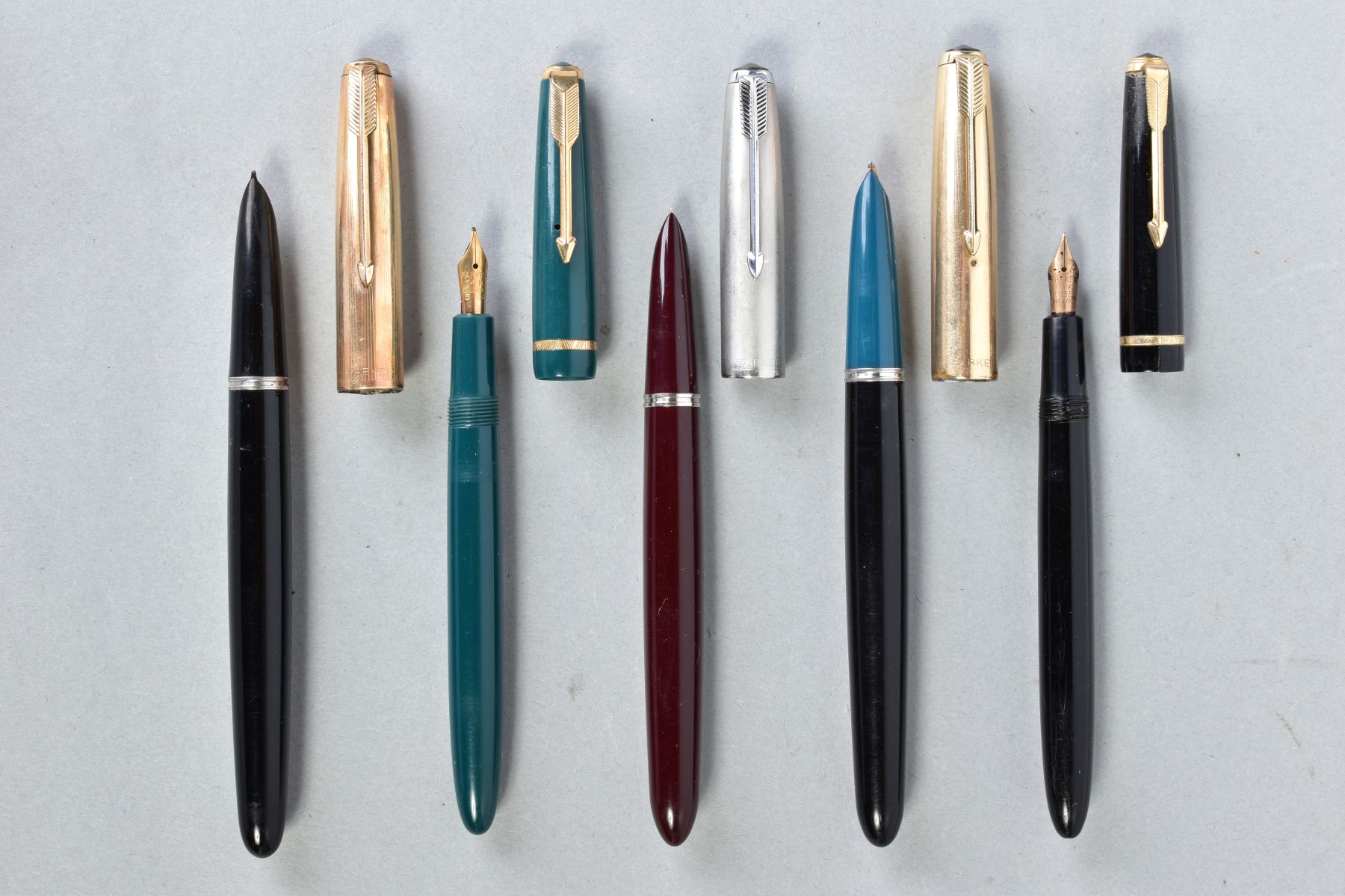 THREE PARKER '51' AND TWO SLIMFOLD FOUNTAIN PENS including two black 51S with gold filled caps, a