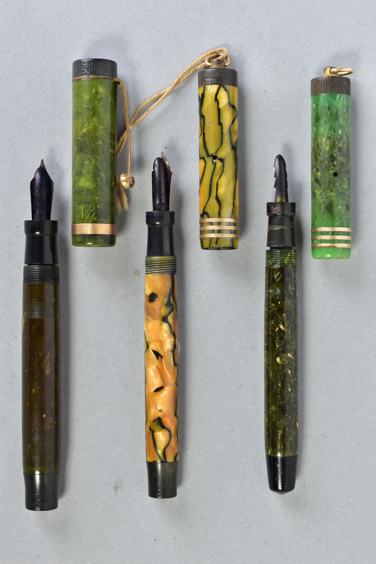 THREE VINTAGE PARKER DUOFOLD FOUNTAIN PENS consisting of a Duofold Junior in marbled green, a - Image 3 of 3