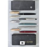 FOUR PARKER FOUNTAIN PENS AND A BALLPOINT IN TWO PARKER BOXES, these consist of a burgundy and