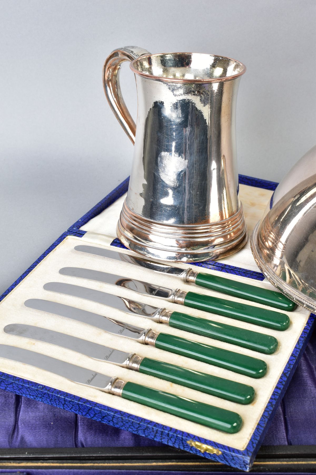 A SMALL QUANTITY OF SILVER PLATE, including two Sheffield plated tankards, a circular dome, cased - Image 6 of 7