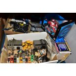 A QUANTITY OF UNBOXED AND ASSORTED AURORA AFX MODEL MOTOR RACING ITEMS, to include Data Race Control
