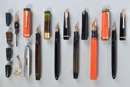 A COLLECTION OF FIVE VINTAGE PARKER FOUNTAIN PENS including two Slimfold in black, a DQ Lucky