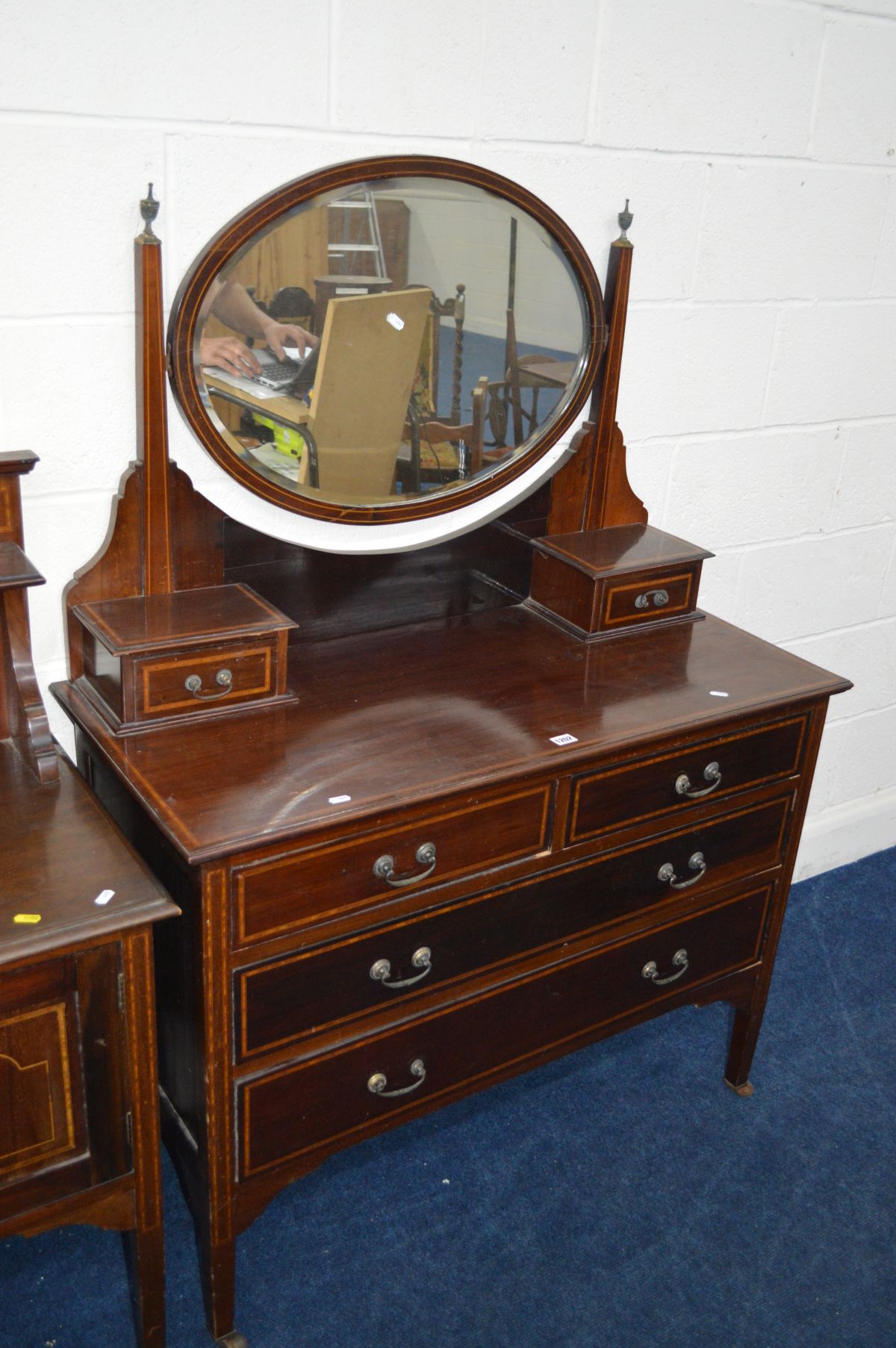 AN EDWARDIAN MAHOGANY AND STRUNG INLAY DRESSING CHEST WITH TWO SHORT, TWO LONG DRAWERS AND TWO SMALL - Image 2 of 2
