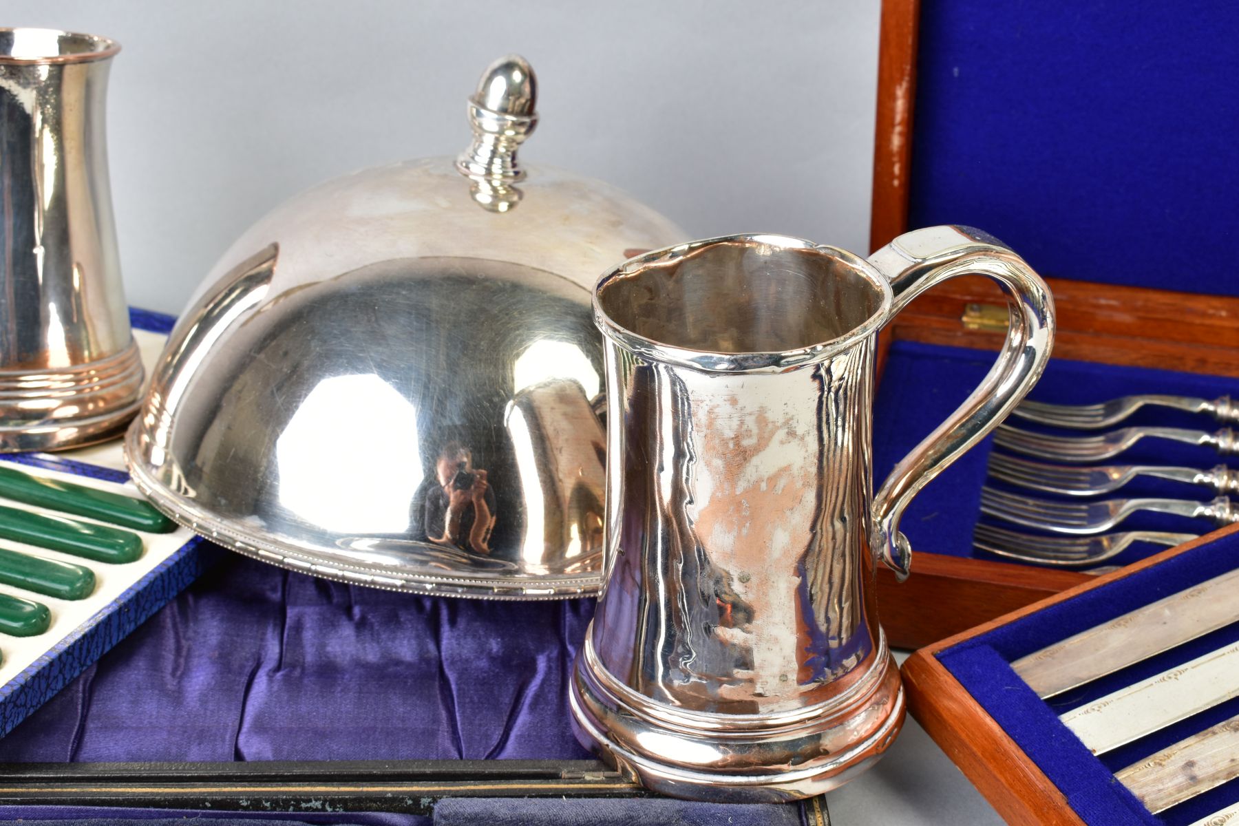 A SMALL QUANTITY OF SILVER PLATE, including two Sheffield plated tankards, a circular dome, cased - Image 5 of 7