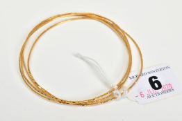 FOUR 18CT GOLD BANGLES, comprising a set of thin bangles with engraved detail, all with 18ct