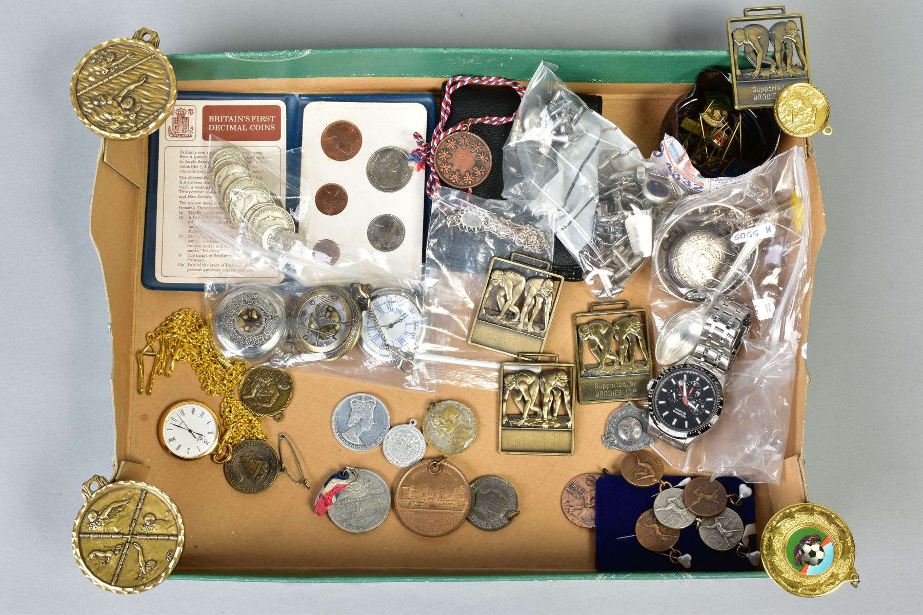A SELECTION OF MISCELLANEOUS ITEMS, to include two silver hinged bangles, the first with heart