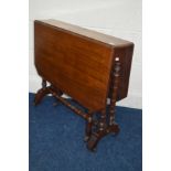AN EDWARDIAN WALNUT SUTHERLAND TABLE, on turned legs united by a turned stretcher, width 74cm x