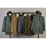 FIVE ITEMS OF US ARMY UNIFORM ITEMS, five jackets (three with trousers) and five peak caps, four