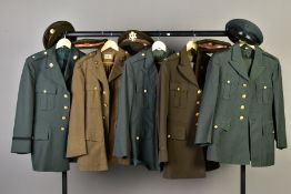 FIVE ITEMS OF US ARMY UNIFORM ITEMS, five jackets (three with trousers) and five peak caps, four