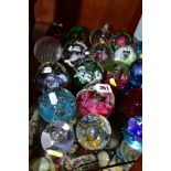 A GROUP OF TWENTY FIVE PAPERWEIGHTS to include Caithness 'Reflections 92', Petunias, Mooncrystal x