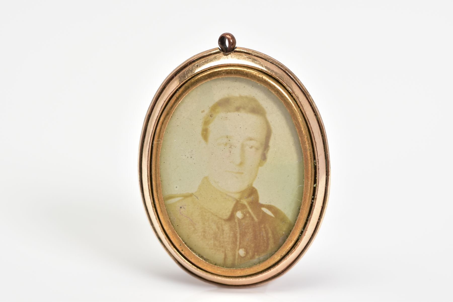 AN EARLY 20TH CENTURY ROLLED GOLD PHOTOGRAPH PENDANT, of oval outline with photograph panels to - Image 2 of 4