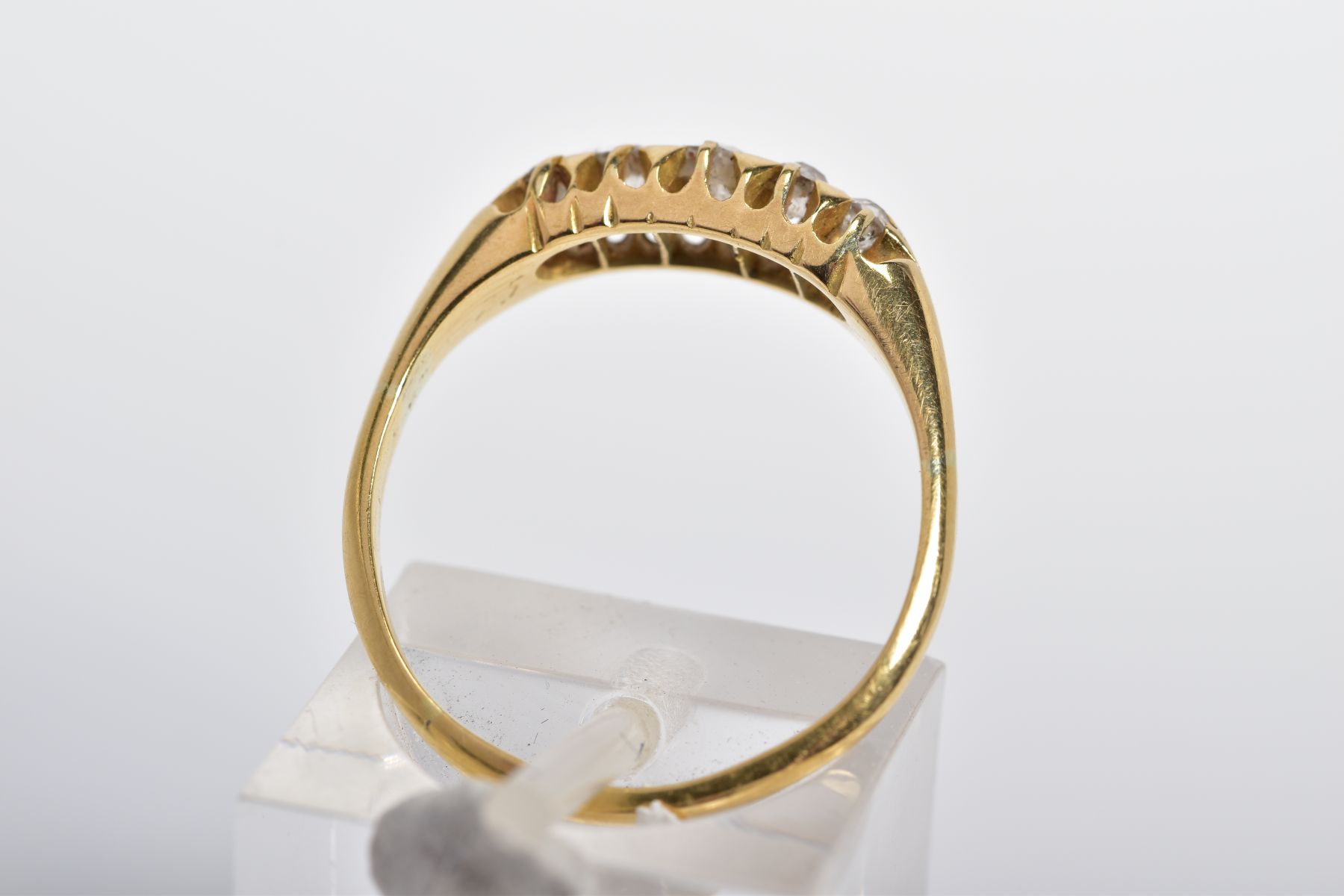 AN EARLY 20TH CENTURY 18CT GOLD FIVE STONE DIAMOND RING, designed as a line of five graduated old - Image 3 of 3