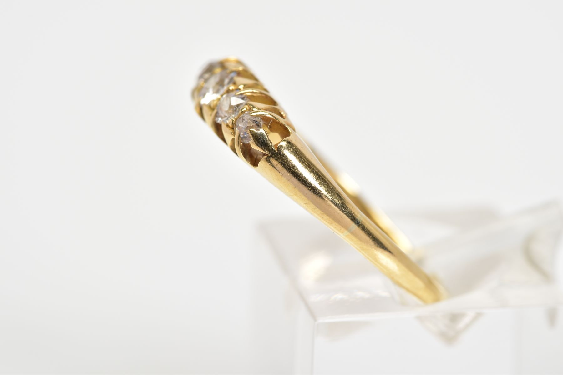 AN EARLY 20TH CENTURY 18CT GOLD FIVE STONE DIAMOND RING, designed as a line of five graduated old - Image 2 of 3