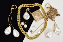 A SELECTION OF JEWELLERY, to include an early 20th Century square locket with engraved foliate