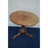 A VICTORIAN ROSEWOOD CIRCULAR TOPPED TRIPOD OCCASIONAL TABLE, with top with a pie crust edging on