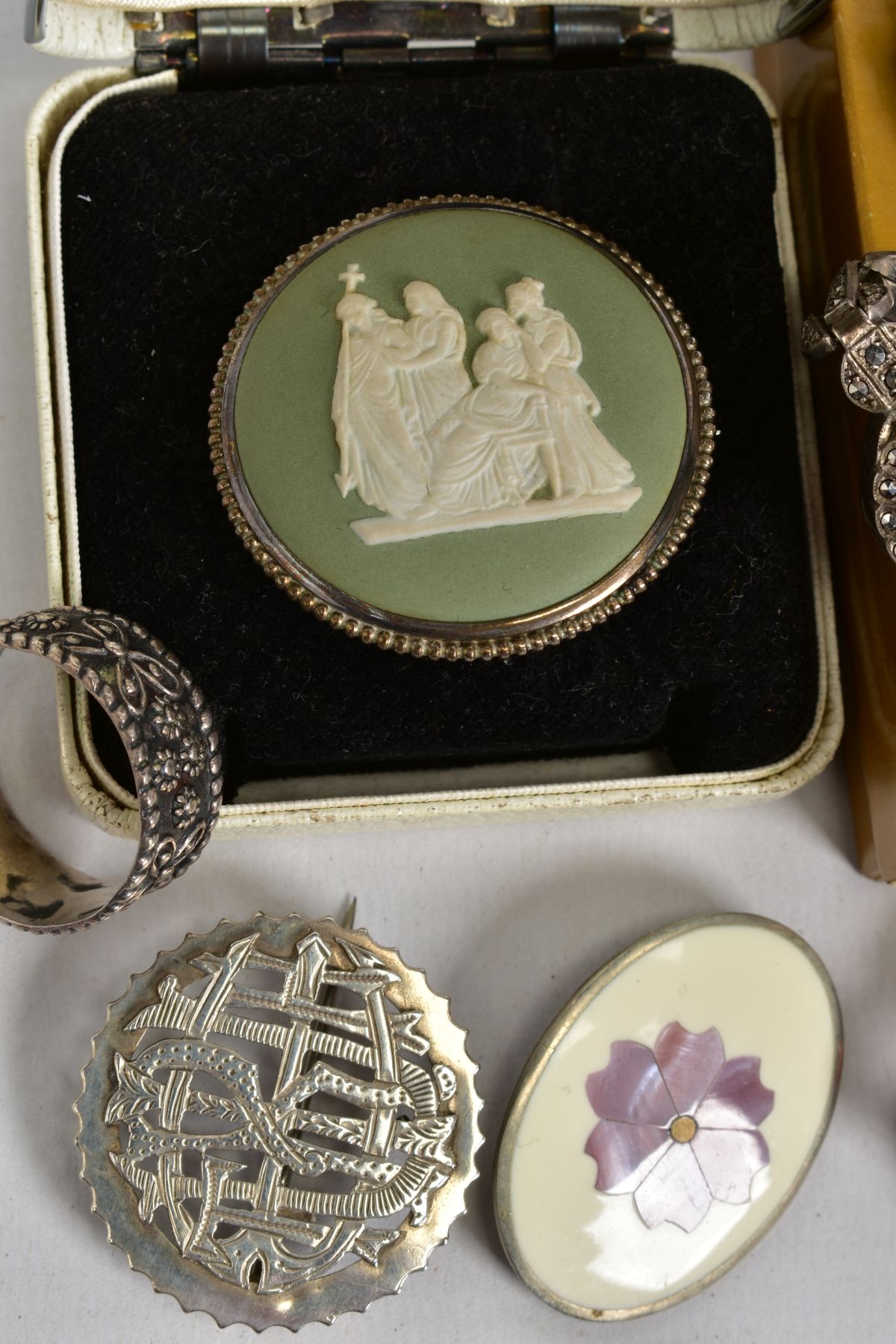 A SELECTION OF SILVER AND WHITE METAL JEWELLERY, to include a cased Wedgwood brooch, a paste buckle, - Image 3 of 3