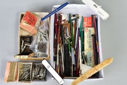 A SMALL TRAY OF VINTAGE WRITING EQUIPMENT, including Fountain, ballpoint pens and pencils,
