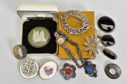 A SELECTION OF SILVER AND WHITE METAL JEWELLERY, to include a cased Wedgwood brooch, a paste buckle,