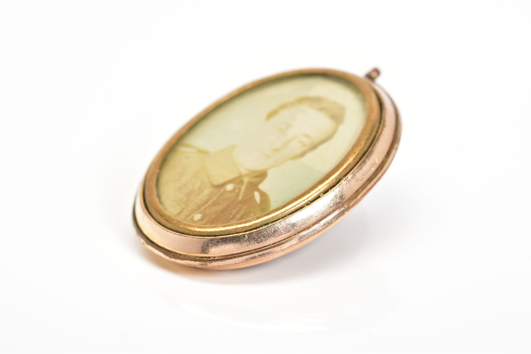 AN EARLY 20TH CENTURY ROLLED GOLD PHOTOGRAPH PENDANT, of oval outline with photograph panels to - Image 4 of 4