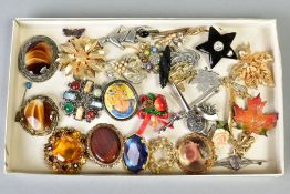 A SELECTION OF MAINLY COSTUME JEWELLERY BROOCHES, to include two late nineteenth century jet