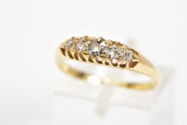 AN EARLY 20TH CENTURY 18CT GOLD FIVE STONE DIAMOND RING, designed as a line of five graduated old