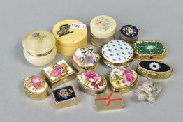 A SELECTION OF FOURTEEN TRINKET BOXES, to include a circular fine porcelain del Prado trinket hand