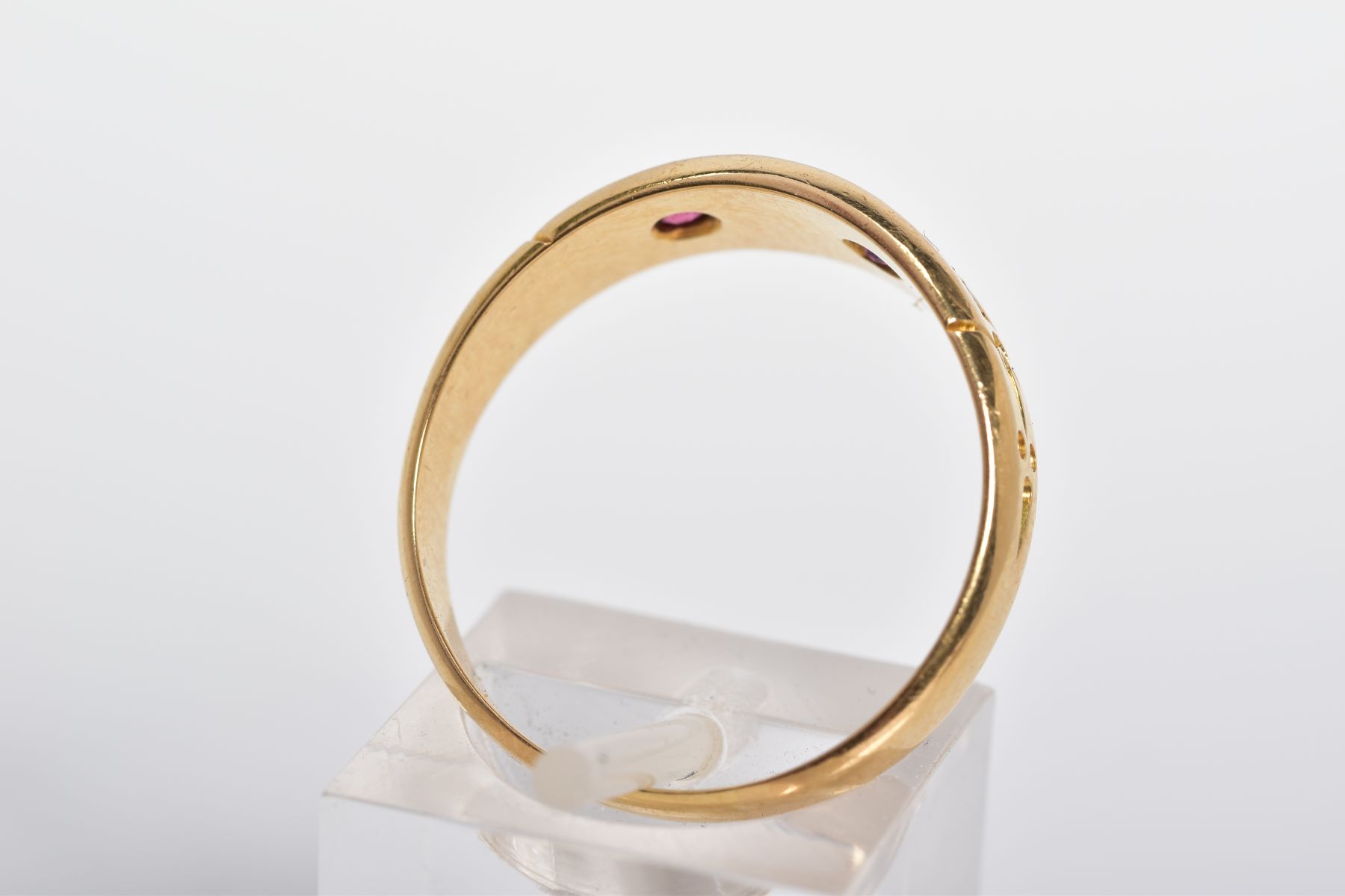 AN EDWARDIAN 18CT GOLD GEM RING, the tapered band set with three split pearls interspaced by red - Image 3 of 3