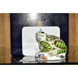 A LIMITED EDITION ROYAL CROWN DERBY PAPERWEIGHT, 'Toad' No609/3500, with a box