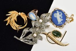 A 9CT GOLD WEDGWOOD RING, A WEDGWOOD BROOCH AND THREE COSTUME JEWELLERY BROOCHES, the ring with oval