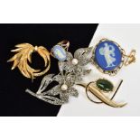 A 9CT GOLD WEDGWOOD RING, A WEDGWOOD BROOCH AND THREE COSTUME JEWELLERY BROOCHES, the ring with oval