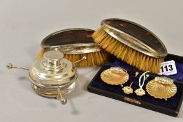 A PAIR OF GEORGE V SILVER AND TORTOISESHELL MOUNTED OVAL BRUSHES, Birmingham 1922, a cased late