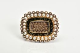 AN EARLY 19TH CENTURY MEMORIAL BROOCH, central woven hair panel with a black enamel surround and