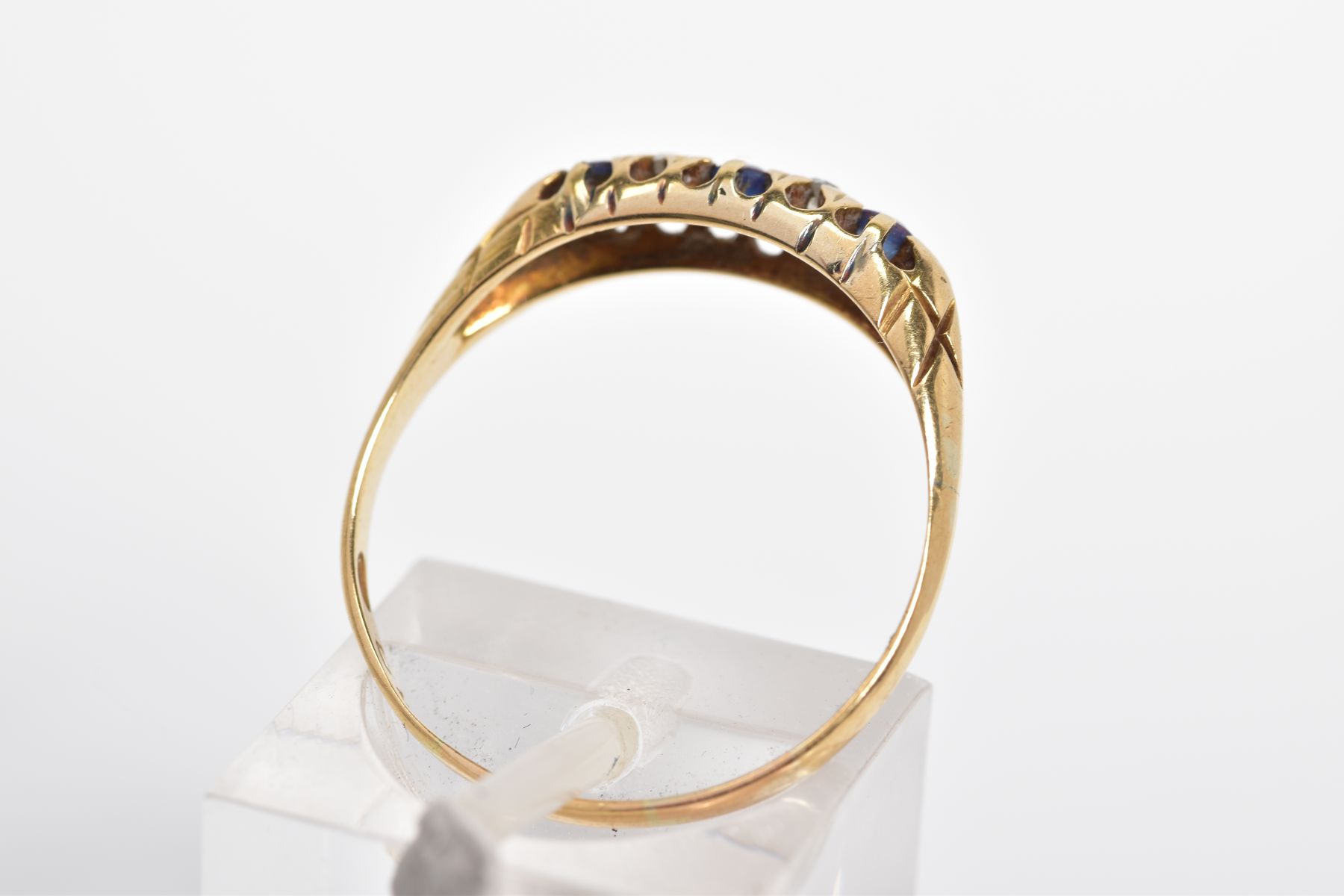 AN EARLY 20TH CENTURY 18CT GOLD SAPPHIRE AND DIAMOND RING, designed as a graduated line of three - Image 3 of 3