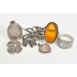 A SMALL SELECTION OF JEWELLERY, to include an oval engraved locket, a heart mom inscribed locket,