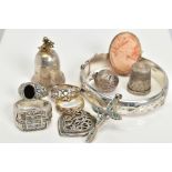A SELECTION OF ITEMS, to include a silver hinged bangle, with floral engravings to the top,
