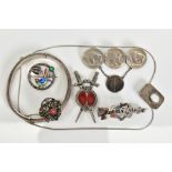 A SELECTION OF ITEMS, to include a hinged bangle with engraved floral design and safety chain, an