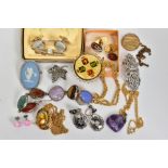 A SELECTION OF ITEMS, to include a semi precious gemstone bracelet with safety chain, stamped 925,