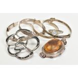 A SELECTION OF ITEMS, to include four baby bangles, an open work floral brooch, a pendant and