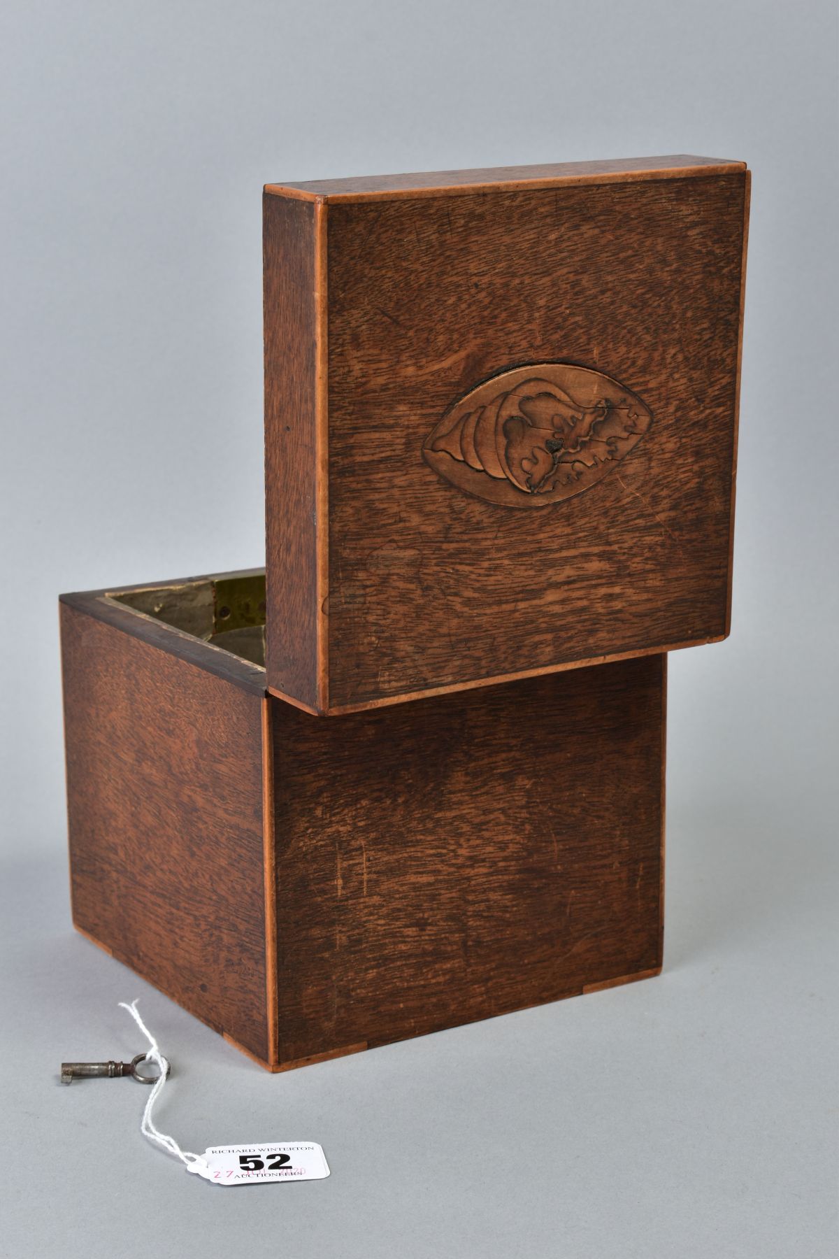 A GEORGE III MAHOGANY AND SATINWOOD INLAID TEA CADDY OF CUBE FORM, circa 1785, the hinged lid and - Image 5 of 6