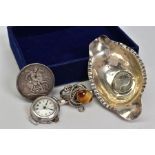 A SELECTION OF ITEMS, to include an 1894 Victoria coin, a white metal serving spoon inset with