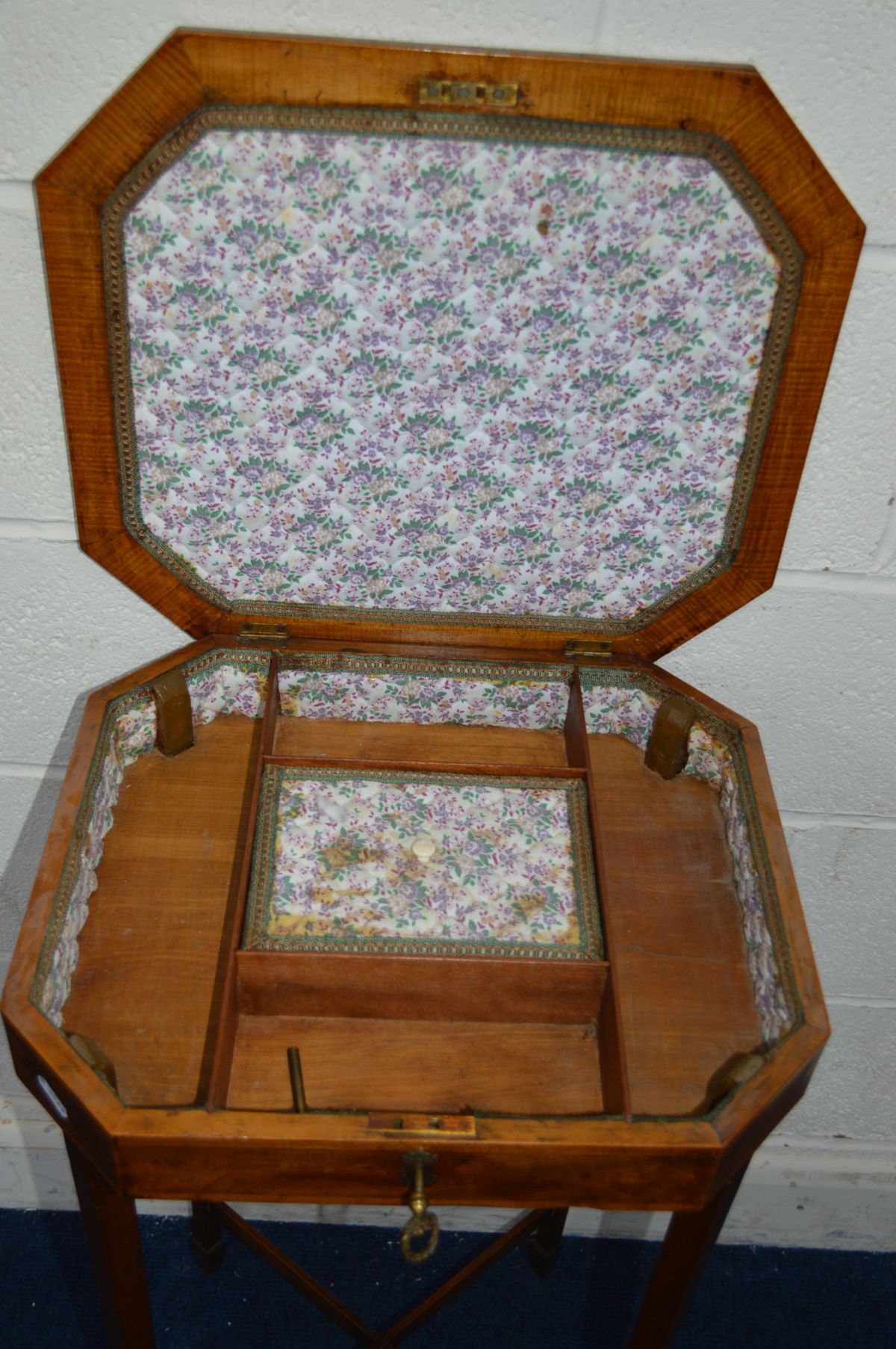 AN EDWARDIAN MAHOGANY AND SATINWOOD BANDED RECTANGULAR WORK SEWING TABLE with canted corners, the - Image 4 of 5