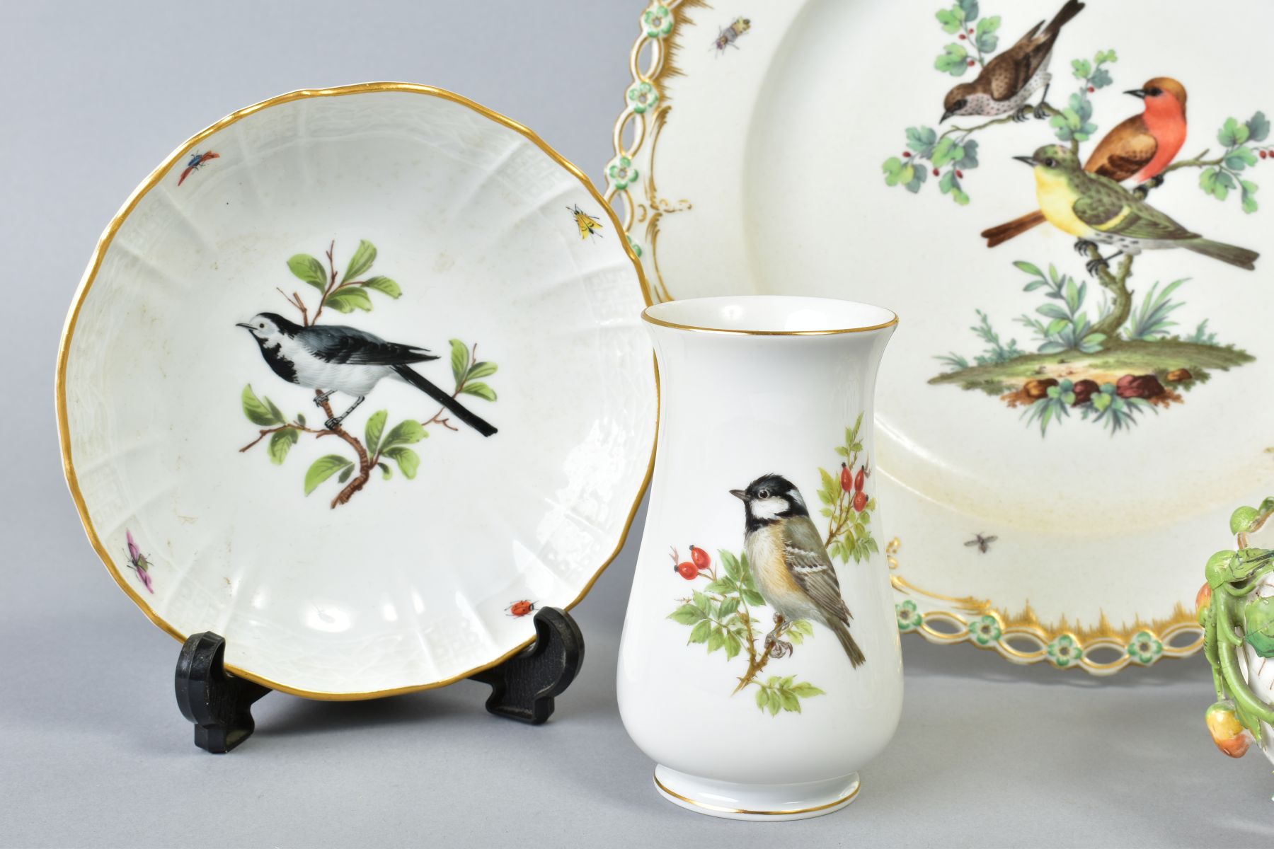 A 19TH CENTURY BERLIN PORCELAIN PLATE WITH RETICULATED RIM, painted with three birds, perched in a - Image 3 of 6
