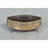 AN EARLY 20TH CENTURY SILVER AND TORTOISESHELL PIQUE WORK TRINKET BOX, of shaped oval form,
