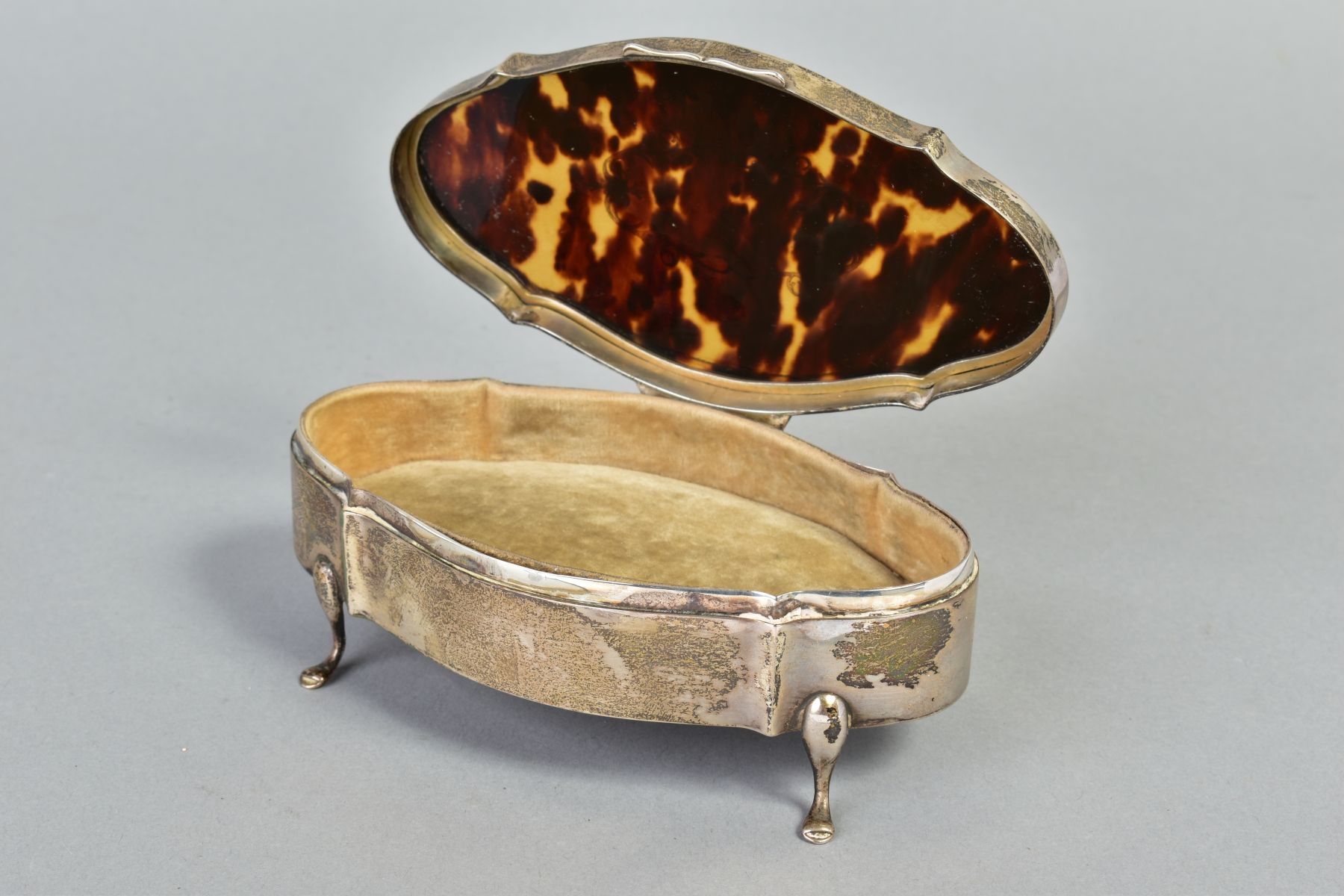 AN EARLY 20TH CENTURY SILVER AND TORTOISESHELL PIQUE WORK TRINKET BOX, of shaped oval form, - Image 4 of 5