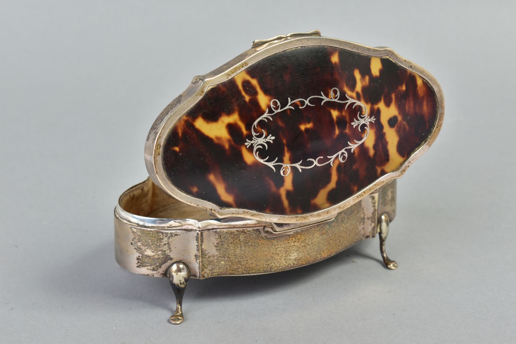 AN EARLY 20TH CENTURY SILVER AND TORTOISESHELL PIQUE WORK TRINKET BOX, of shaped oval form, - Image 3 of 5