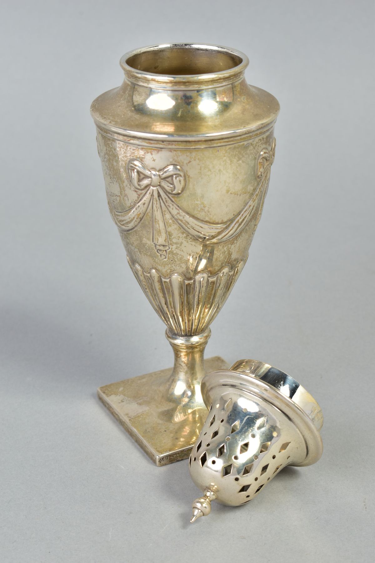 AN EDWARDIAN SILVER CASTER OF URN FORM, pierced domed cover with knopped finial, the base embossed - Image 3 of 4