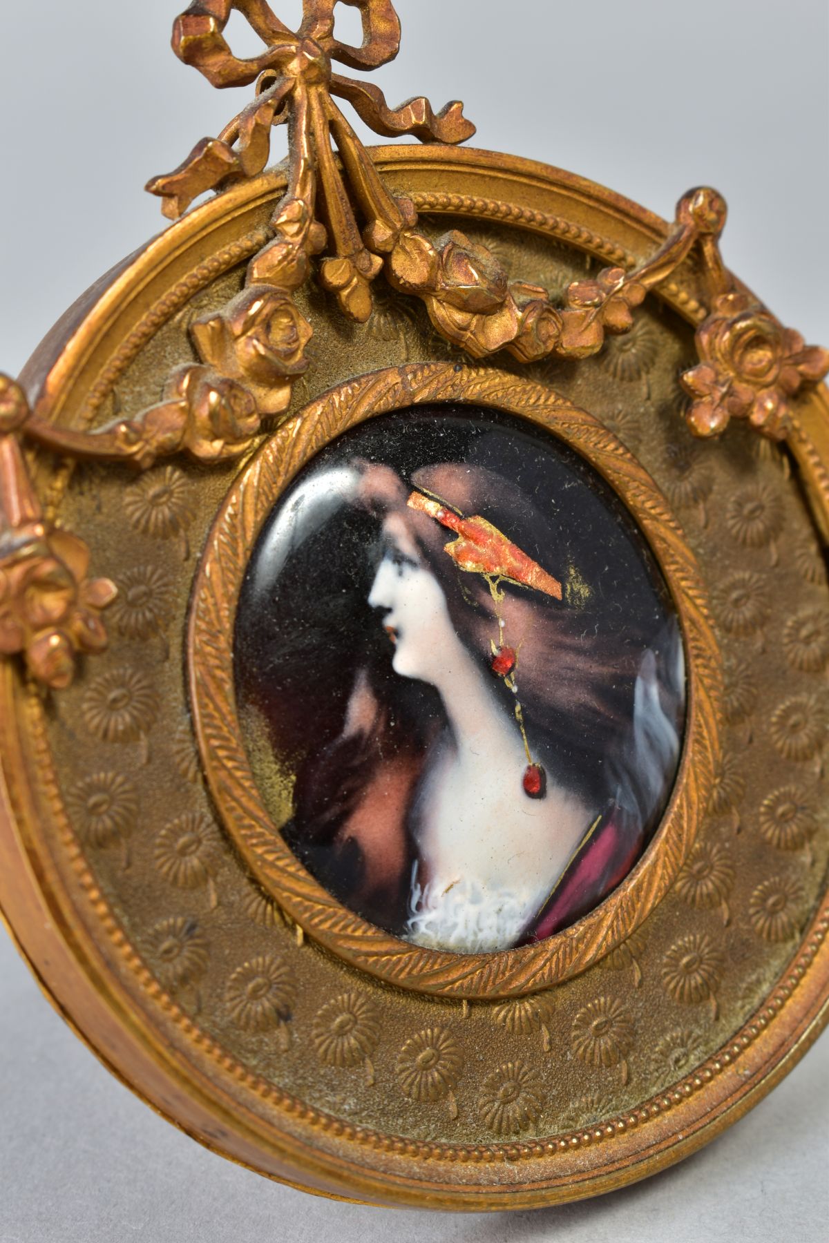 AN EARLY 20TH CENTURY FRENCH LIMOGES STYLE ENAMEL PORTRAIT PLAQUE OF A LADY, with ornate head dress, - Image 4 of 4